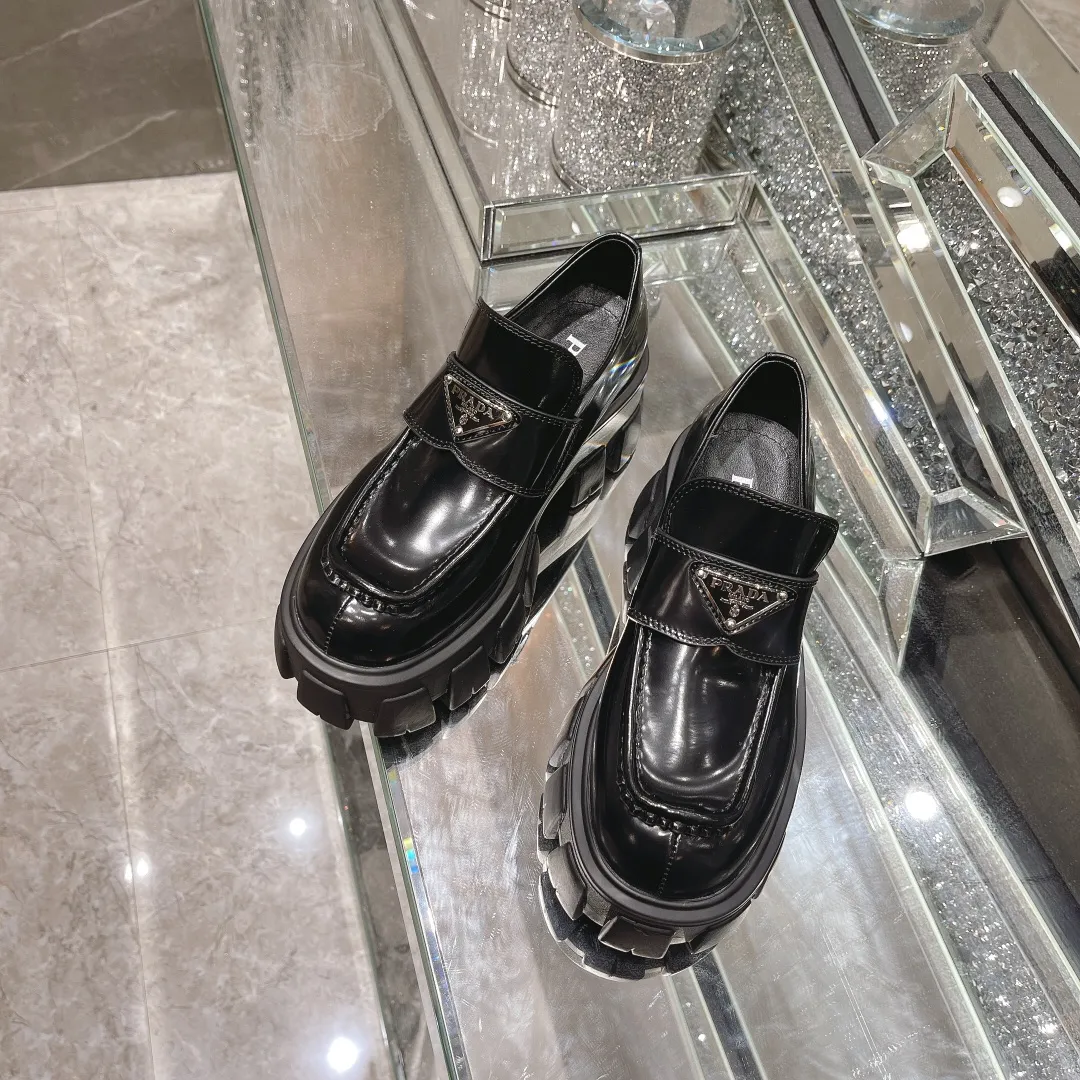 👟👟Ex-factory price 480👟👟 PRADA will be cheating this year💋 Prada, the invincible cheater, instantly releases all the beautiful shoes that are fairy shoes👠All of them are my favorite😍New models developed at the original store! High-end casual shoes, a one-to-one copy of the original perfect last shape. Perfect workmanship. Perfect choice for you. High-end goods have pictures and truth! Supports various comparisons! It is comfortable and elegant to wear. The original molded outsole is a 1:1 replica. It adopts non-slip and wear-resistant imported TPU combined outsole, which is vacuum combined to form a thick sole~ 💥Fabric: Imported open-edge beaded cowhide 💥Sole thickness: 5.5cm. Really good product. Worth owning 💥Color: Black White 💥Size: 35-40